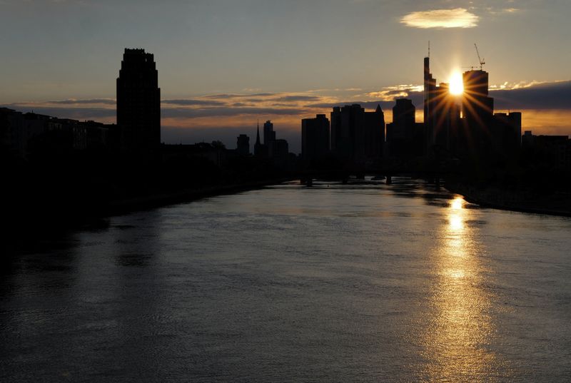 © Reuters.  FILE PHOTO: The skyline of the banking district is seen during sunset in Frankfurt, Germany, April 21, 2024. REUTERS/Kai Pfaffenbach/File Photo